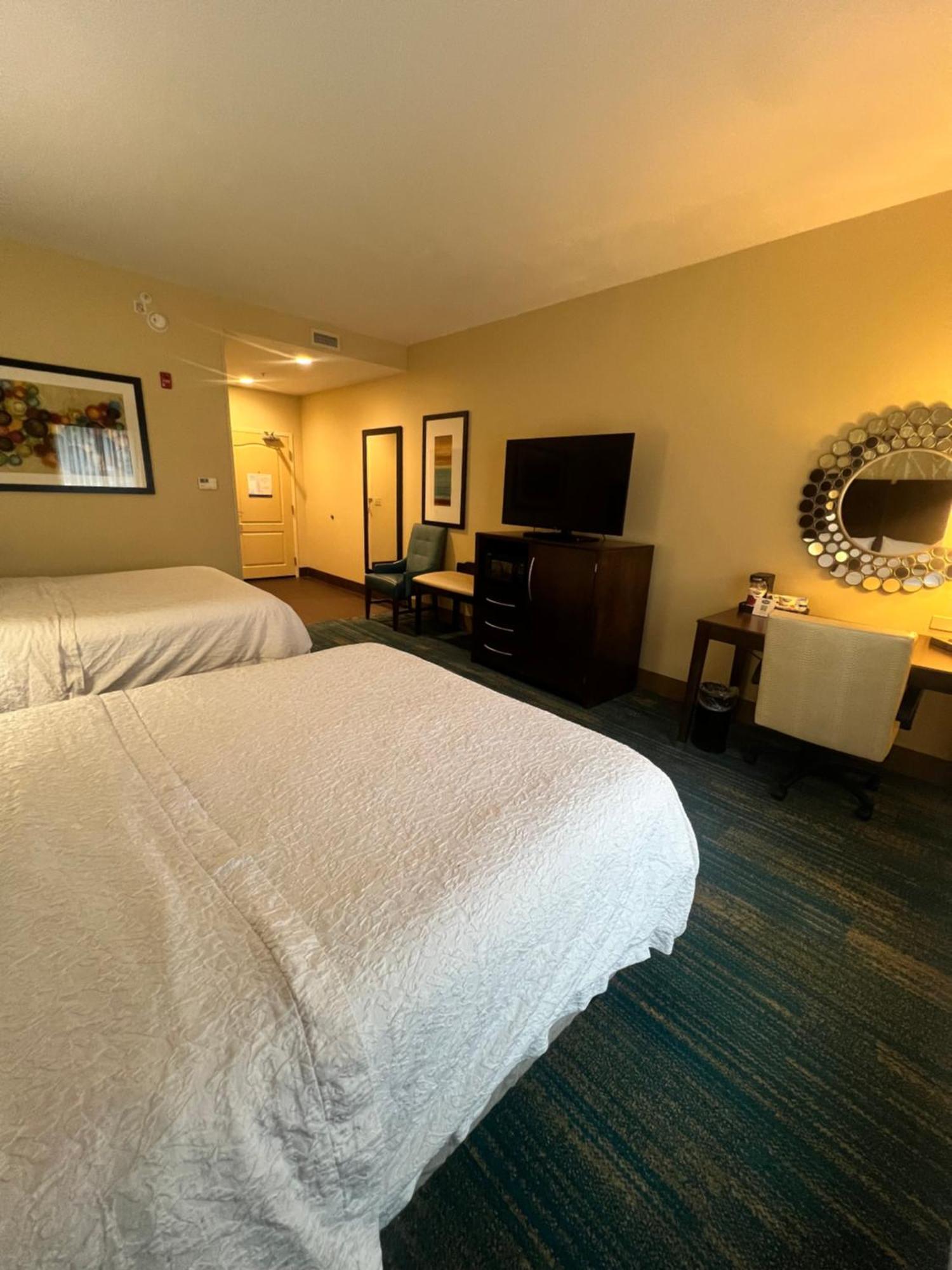 Hampton Inn & Suites Stroudsburg Bartonsville Poconos Bagian luar foto