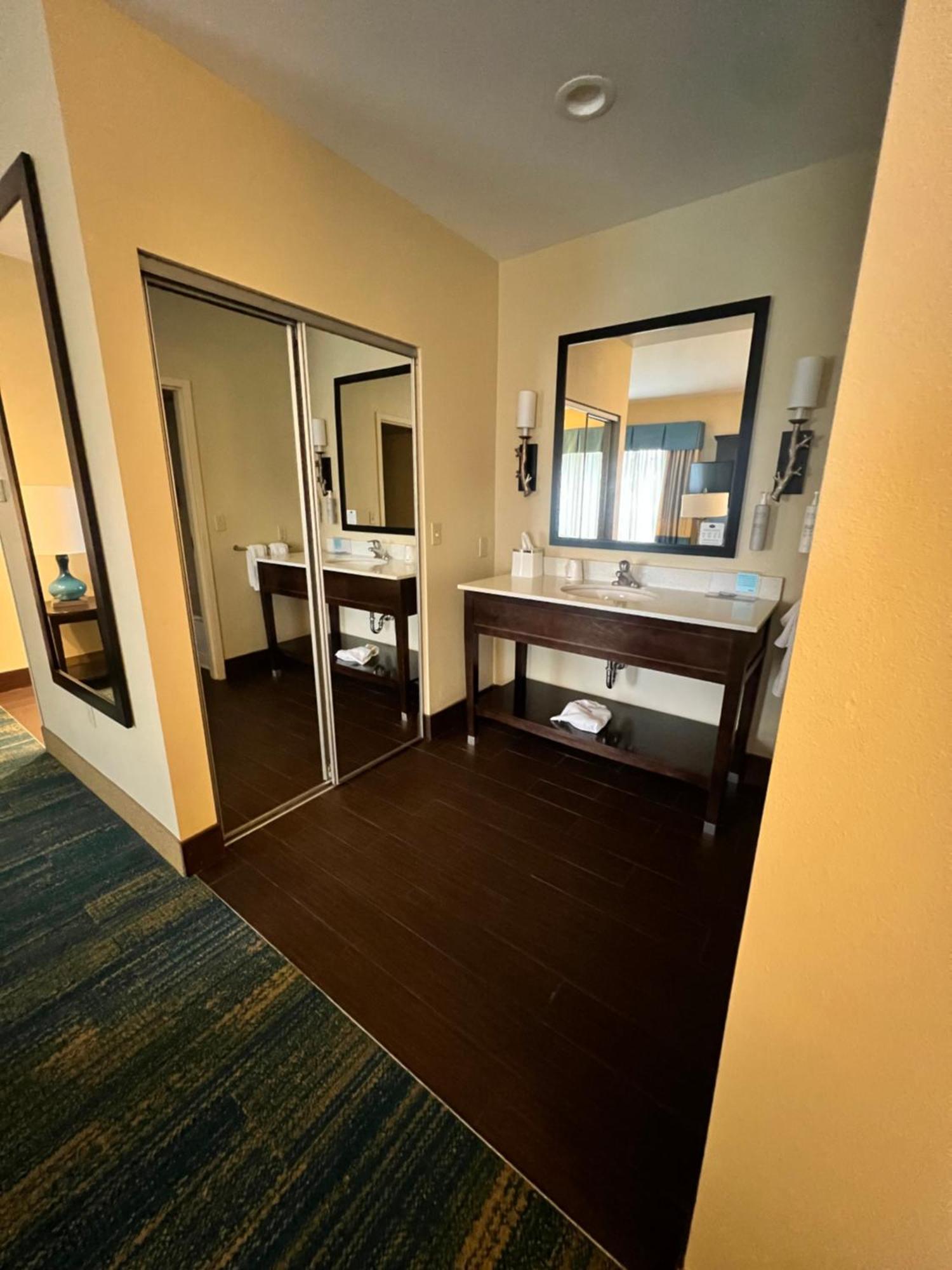 Hampton Inn & Suites Stroudsburg Bartonsville Poconos Bagian luar foto